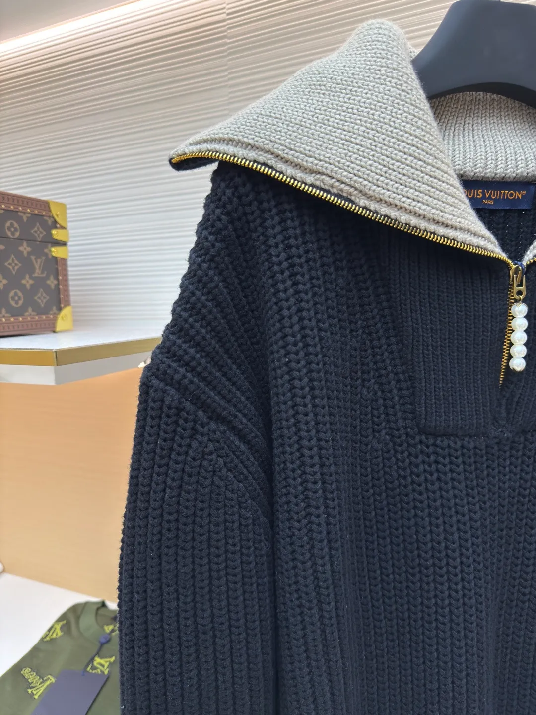 LOUIS VUITTON Pearl Aviator Brooch Lapel Sweater ●Authentic product: 25100 purchased and developed ●Item number: 1680544-D15 ●Fabric: wool blended fabric ●Technology: knitted ●Version: fitted version ●Weight: about 1720g ●Size: XS-S-M-L ●Description: The fabric is made of cotton-wool blended cotton thread, 35% wool, 65% cotton yarn. The ready-to-wear fabric has a soft feel and is thick and slightly elastic. The chest logo is alloy electroplated gold, the zipper is natural mother of pearl, and the pull tabs are electroplated brass. The cuffs have mother-of-pearl and each button has the brand's LOGO. All accessories are developed according to the original version, and every detail and weight of each accessory is restored. This half-zip pullover continues the dandy style of the 2025 spring and summer show. It is made of sheep wool blended with a thick cable knit, and the body and collar are rendered in different colors. The LV Airways brooch sits elegantly on the chest, and the zipper pull and cuffs sparkle with pearlescent light. The overall routing is straight and delicate, the fabric is comfortable and soft, and the color is consistent without color difference. It can be matched with the same style to create a fashionable look and control various occasions. Customized accessories, complete with three standards, same style for men and women! .